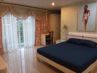 คอนโดนี้มี 2 ห้องนอน  อยู่ในโครงการ คอนโดมิเนียมชื่อ Wongamat Privacy  ตั้งอยู่ที่