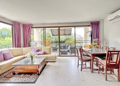 คอนโดนี้ มีห้องนอน 4 Bedrooms ห้องนอน  อยู่ในโครงการ คอนโดมิเนียมชื่อ Sunrise Beach Resort