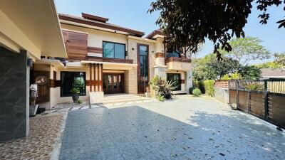 Pool Villa Lanna Contemporary Style for Sale in Fa Ham