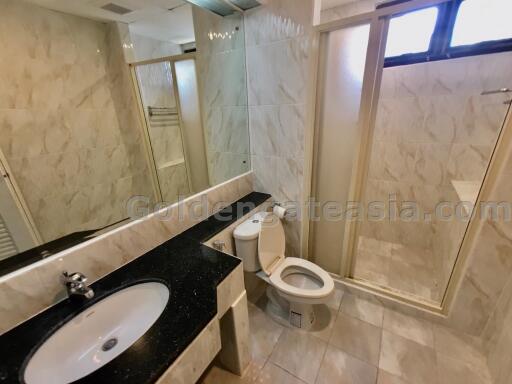 3 Bedrooms Fully Furnished Apartment Phaholyothin-Ari with big balcony