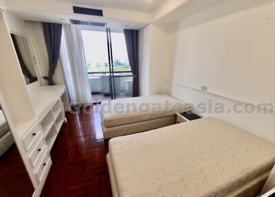 3 Bedrooms Fully Furnished Apartment Phaholyothin-Ari with big balcony