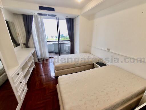 3 Bedrooms Fully Furnished Apartment Phaholyothin-Ari with big balcony