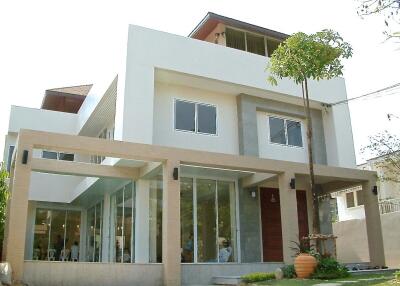 House 4 bedrooms with pool for rent in Thong Lor