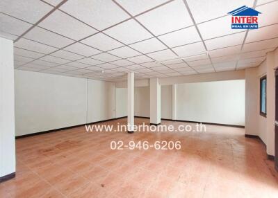 Spacious empty interior room with tiled floor and ceiling lights