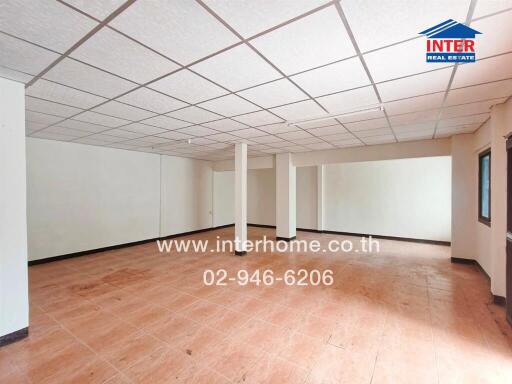 Spacious empty interior room with tiled floor and ceiling lights