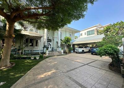 Elegant exterior view of a house and driveway