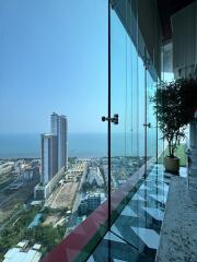 Balcony with a stunning view of the city and ocean