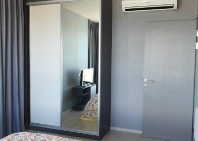 Bedroom with mirrored wardrobe and air conditioning