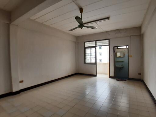 Empty living room with tiled floor and ceiling fan