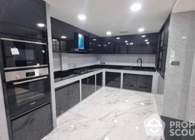 6-BR Townhouse at New Renovate Townhouse In Sukhumvit 26 near BTS Phrom Phong