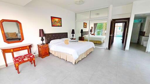 คอนโดนี้มี 4 ห้องนอน  อยู่ในโครงการ คอนโดมิเนียมชื่อ Chom Talay Resort  ตั้งอยู่ที่