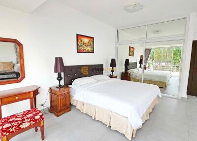 คอนโดนี้มี 4 ห้องนอน  อยู่ในโครงการ คอนโดมิเนียมชื่อ Chom Talay Resort  ตั้งอยู่ที่