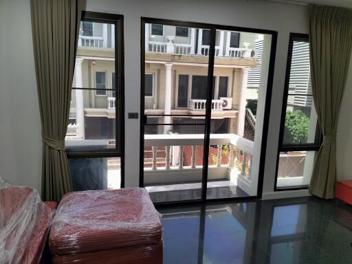 Townhouse, 5 Bed, Huai Khwang, Near KIS International School