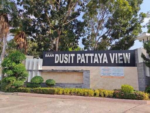 Entrance of Dusit Pattaya View with surrounding greenery