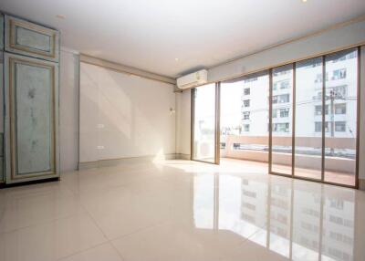 6 Bedroom Townhouse for Rent in Nimman