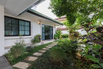 English Cottage House Style for Sale in San Kam Phaeng