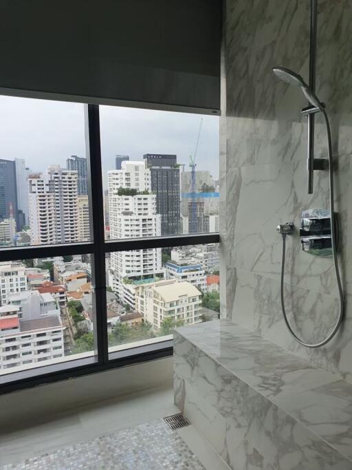 Luxurious bathroom with city view