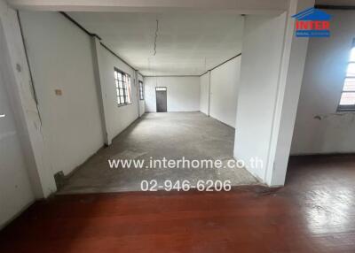 Spacious room with concrete floor