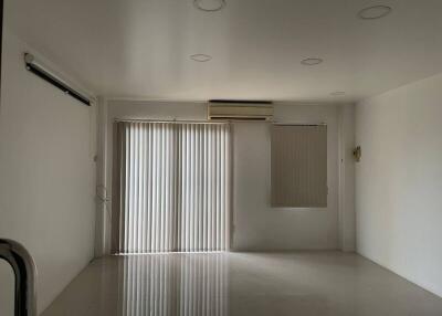 Spacious living room with blinds and air conditioning