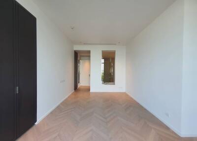 Spacious Living Room with Wood Flooring and Mirror