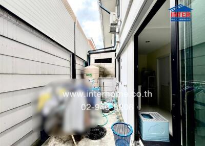 Outdoor utility area with washing machine