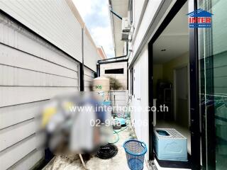 Outdoor utility area with washing machine