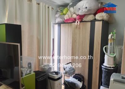 Bedroom with wardrobe and stuffed animals