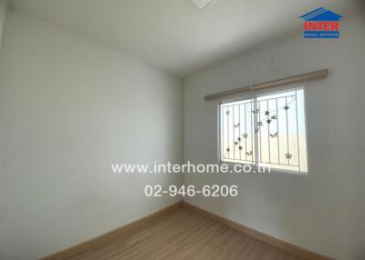 simple unfurnished bedroom with window