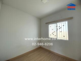 simple unfurnished bedroom with window