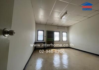 Spacious room with tiled ceiling