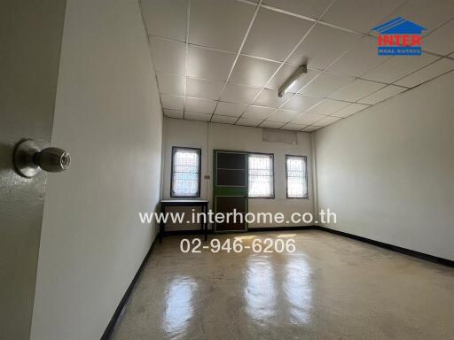 Spacious room with tiled ceiling
