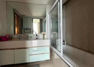 Modern bathroom with large mirror and bathtub