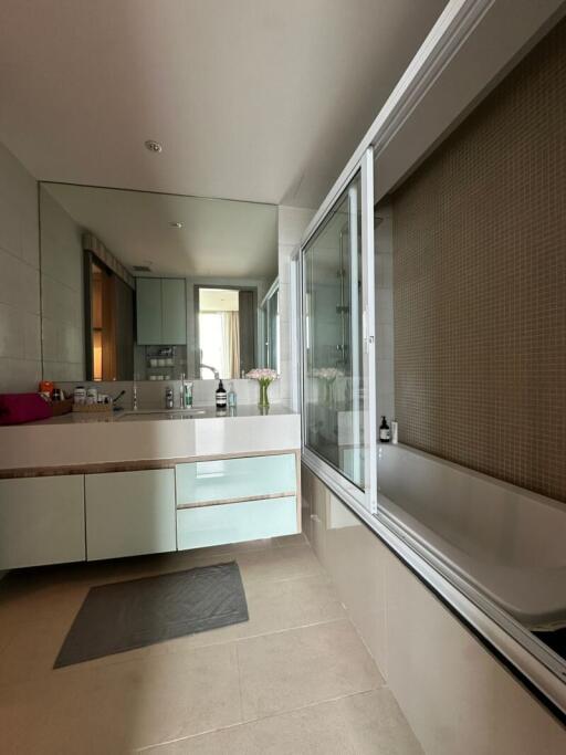 Modern bathroom with large mirror and bathtub