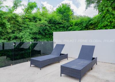Outdoor area with lounge chairs
