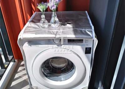Utility area with a washing machine