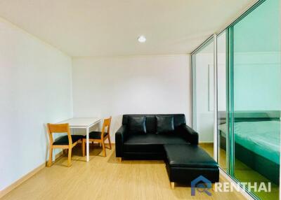 Renovated Spacious Studio