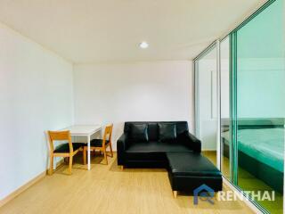 Renovated Spacious Studio