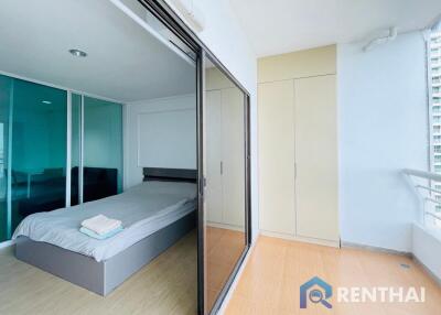 Renovated Spacious Studio