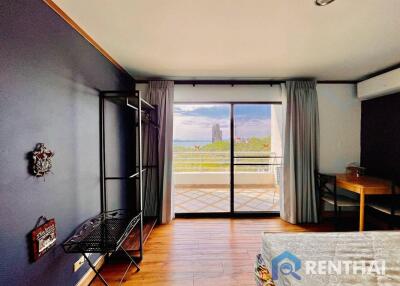 2 bedrooms Condo with sea view Pratamnak Pattaya