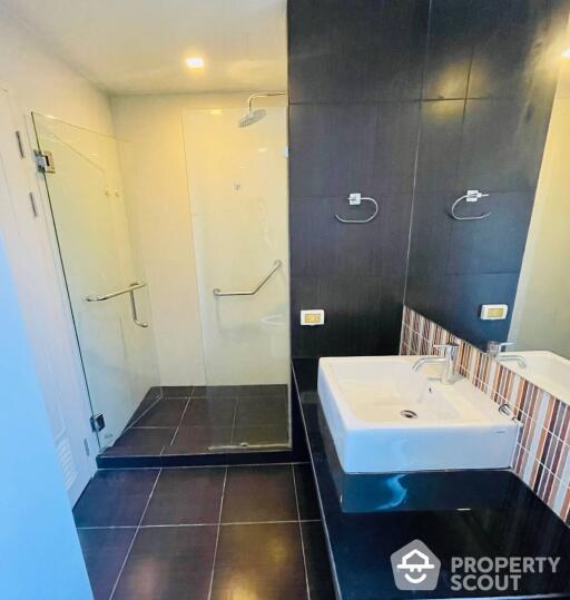 2-BR Condo at Tree Condo Sukhumvit 42 Condominium near BTS Phra Khanong