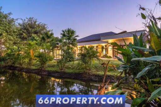 Luxury Single-Story Pool Villa