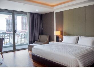 Wilshire Condo - 157 sqm.with 3 bedrooms and 4 bathroom.