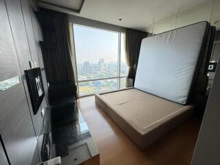 Fullerton Sukhumvit - 153 sqm. and 3 bedrooms and 4 Bathrooms. + 1 Maid room nearly BTS Ekkamail.Sathorn