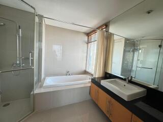 Fullerton Sukhumvit - 153 sqm. and 3 bedrooms and 4 Bathrooms. + 1 Maid room nearly BTS Ekkamail.Sathorn