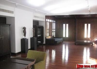 Baan Sukjai - Sukhumvit 40, Three Bedrooms Thai Traditional House with in-house Swimming Pool