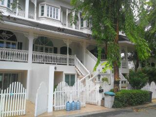 Fantasia Villa 2 - Large Three Bedroomw with study room. Family Home in Bearing.