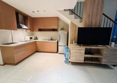 Luxury Large 1 bedroom 2 bathrooms with Duplex unit at The Emporio Place.