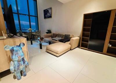 Luxury Large 1 bedroom 2 bathrooms with Duplex unit at The Emporio Place.