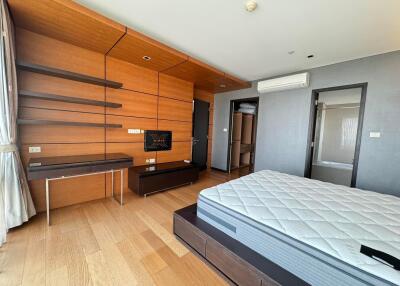 Fullerton Sukhumvit - 153 sqm. and 3 bedrooms and 4 Bathrooms. + 1 Maid room nearly BTS Ekkamail.