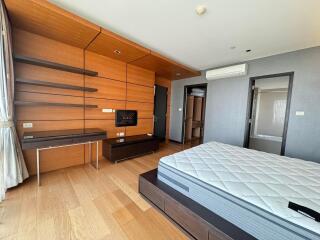 Fullerton Sukhumvit - 153 sqm. and 3 bedrooms and 4 Bathrooms. + 1 Maid room nearly BTS Ekkamail.